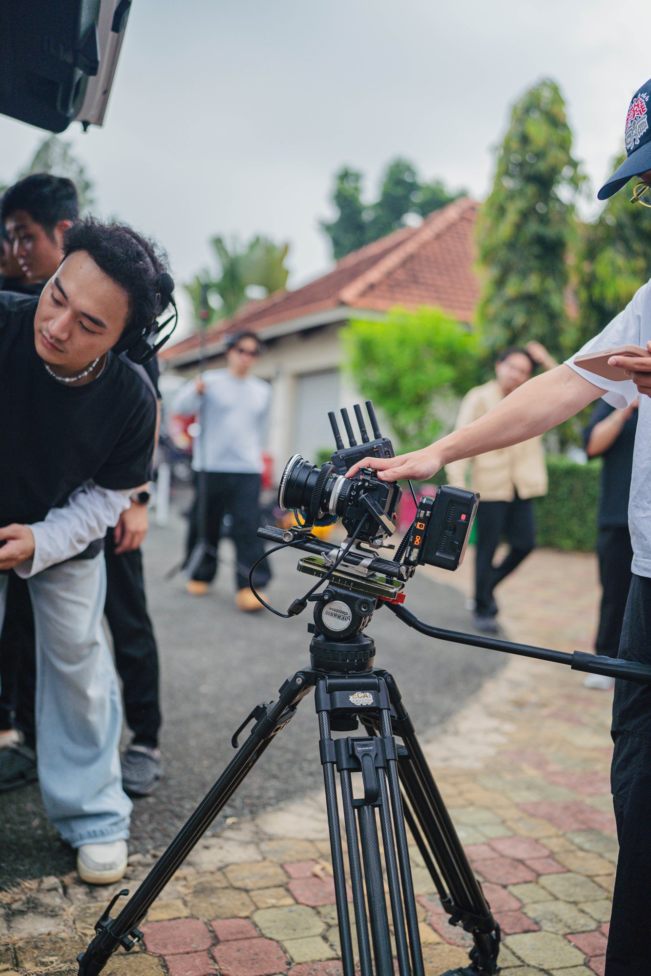Camera operator moving on a gimbal on the street
